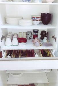 上天草Minshuku Hiro - Vacation STAY 84405v的装满碗碟和盘子的白色冰箱