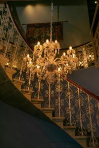 尼科西亚Madama Residence的吊在楼梯栏杆上的大吊灯