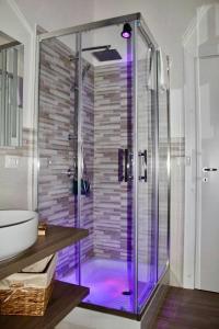 巴勒莫Casa Al Porto的浴室内带紫色灯的淋浴