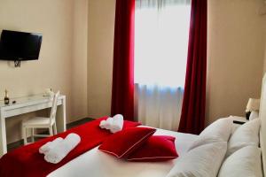 巴勒莫Casa Al Porto的酒店的客房 - 带红色和白色枕头的床