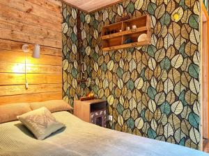 LoksaEnnu’s hut的一间卧室设有一张床和一面马赛克墙