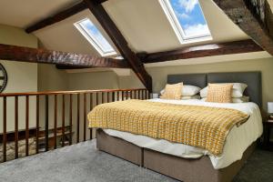 多尔盖罗Finest Retreats - Hope House - Ty Gobaith的一间设有床铺的卧室,位于带窗户的房间内