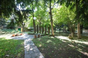 米兰Easylife - Moderno bilocale in zona Porta Romana的公园里一条有树木和长凳的小径