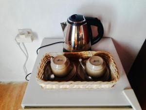 吉利特拉旺安Uki village的茶壶放在桌子上的篮子里