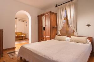 贝里奥苏姆碧蕾家庭旅馆的一间卧室设有一张床和一个大窗户