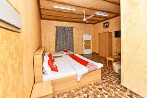 拜尔卡OYO 138 Gulf Sand Motel的卧室配有一张床