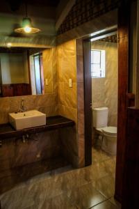 Baines DriftKwadiwa Ranch的一间带水槽和卫生间的浴室