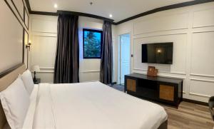 Gia NghĩaKhách sạn Robin Gia Nghĩa的一间卧室配有一张大床和电视