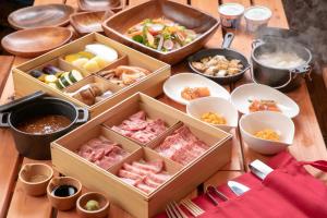 KamegawaGRAND VERDE RESORT的桌子上放着一盒食物和一碗食物