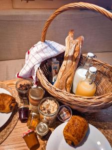 VirigninLes Lodges de la ViaRhôna - Tentes Lodges的桌上的一篮子食物和面包