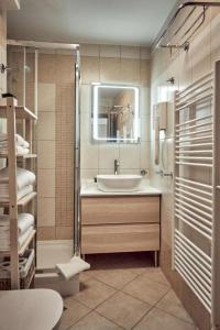 皮兰Vila Piranesi Apartments - Parking included的一间带水槽和镜子的浴室