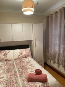 贝尔马利特Canal View的一间卧室配有一张带红色毛巾的床