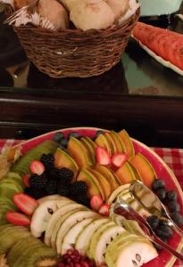 波尔图迷人的安泰楼旅馆的桌上的水果和蔬菜盘