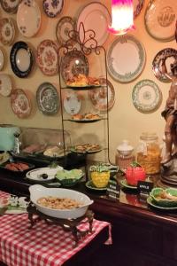 波尔图迷人的安泰楼旅馆的盘子和碗在桌上的展示