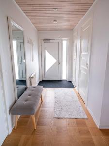 托尔斯港Marna Guesthause doubleroom nr.1的客厅设有长凳和门。