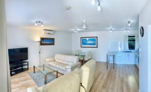 阿德莱德大西洋西海滩公寓的带沙发、电视和桌子的客厅