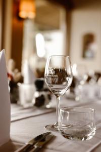 斯洪霍芬眺望楼餐厅酒店的坐在桌子上的一个葡萄酒杯