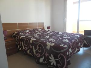 罗尔丹Apartment La Isla Terrazas de la Torre的一间卧室配有一张带黑白毯子的床