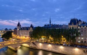 巴黎圣母海岸酒店的一座城市的河上过夜的桥梁