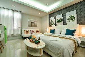 清迈Sphat เอสพลัส Boutique Hotel chiang mai的一间卧室配有一张大床和一张桌子