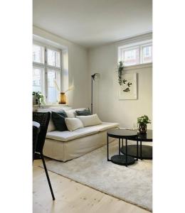 哥本哈根ApartmentInCopenhagen Apartment 1514的客厅配有沙发和桌子