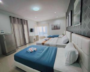 清迈Sphat เอสพลัส Boutique Hotel chiang mai的酒店客房,配有两张带毛巾的床