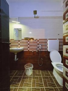 科钦Bunk house Fort Kochi的一间带卫生间和水槽的浴室