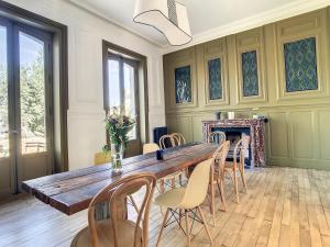 圣马洛Maison Lacase的用餐室配有大型木桌和椅子