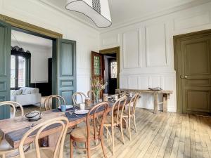 圣马洛Maison Lacase的一间带木桌和椅子的用餐室