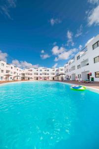 科斯塔特吉塞Apartamentos Lanzarote Paradise Colinas的大楼前的游泳池
