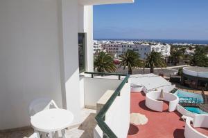 科斯塔特吉塞Apartamentos Lanzarote Paradise Colinas的海景阳台。