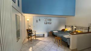 弗利RomagnaBNB Studio Ripa的卧室配有1张床、1张桌子和1把椅子