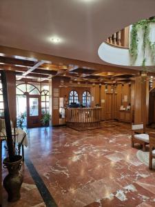 贝塞里尔德拉谢拉Hotel Rural Las Gacelas的大房间,设有配有桌子的大堂