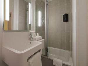 圣萨蒂南B&B HOTEL Le Mans Nord 2的白色的浴室设有水槽和淋浴。