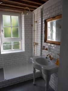 VitteauxGamotel的白色的浴室设有水槽和窗户。