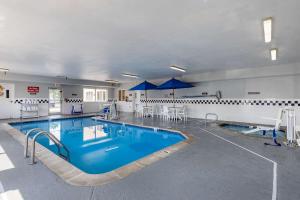 奥罗拉丹佛机场休闲公园品质套房酒店的大楼内一个蓝色的大型游泳池