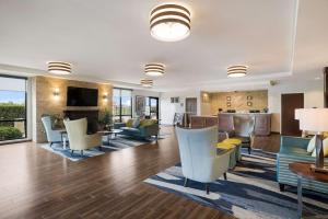 维多利亚Comfort Inn & Suites Victoria North的客厅配有沙发、椅子和桌子