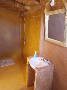 AdrouineSaharaTime Camp的一间带水槽和窗户的浴室