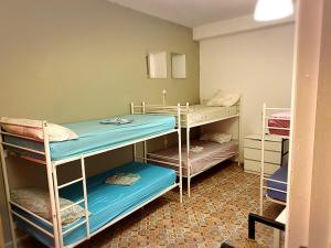马拉加Cathedral Malaga Hostel的一间设有三张双层床的客房