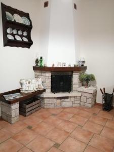 米罗Villa Etna Masi'的客厅设有壁炉和桌子