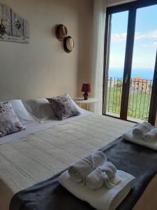 米罗Villa Etna Masi'的一间卧室配有带毛巾的床