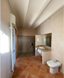 莫拉塔利亚Hotel Rural Casa Pernías的客房内设有带卫生间和盥洗盆的浴室