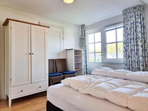 栋堡Prachtig vakantiehuis in Domburg DO38的一间卧室设有两张白色的床和窗户