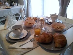 马格拉亲爱的威尼斯住宿加早餐旅馆的一张桌子,早餐包括咖啡和羊角面包