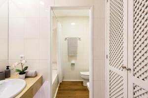 塞维利亚Micampus Armendariz Student Residence的白色的浴室设有水槽和卫生间。