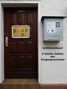 厄斯特里希-温克尔RUTHMANN-Rheinblick GARNI的建筑物的门,上面有标志