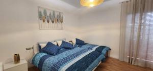 林瓜格洛萨Appartamento Agrumi的一间卧室配有蓝色的床和蓝色枕头