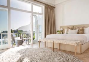 开普敦克拉伦登 - 佛伦斯奈尔酒店的一间卧室设有一张大床和一个大窗户