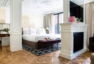 马德里BLESS Hotel Madrid - The Leading Hotels of the World的一间卧室配有一张床和一个壁炉