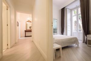 那不勒斯Palazzo dello Spagnolo Suite的一间卧室设有一张床和一个大窗户
